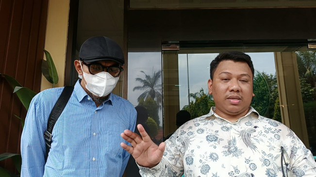 Aji Darmaji bersama pengacara Zaki R Mosabasa (Selvianus Kopong Basar / FTNews.co.id)